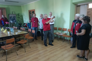 Przewodnicy z PTTK Oddziału Świętokrzyskiego im. Stanisława Jeżewskiego w Ostrowcu Świętokrzyskim podczas zwiedzania wystawy w CTH