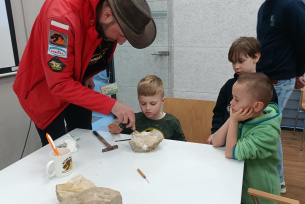 Kim jest paleontolog? Preparowanie skamieniałości i prezentacja wybranych fosyliów z regionu świętokrzyskiego.