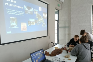 Kim jest paleontolog? Preparowanie skamieniałości i prezentacja wybranych fosyliów z regionu świętokrzyskiego.