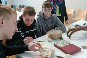 Kim jest paleontolog? Preparowanie skamieniałości i prezentacja wybranych fosyliów z regionu świętokrzyskiego.