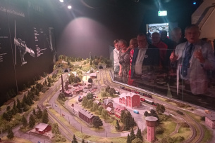 2024_przewodnicy z PTTK Oddziału Świętokrzyskiego im. Stanisława Jeżewskiego w Ostrowcu Świętokrzyskim podczas zwiedzania wystawy w CTH