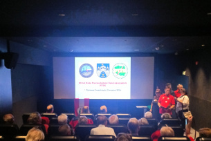 2024_przewodnicy z PTTK Oddziału Świętokrzyskiego im. Stanisława Jeżewskiego w Ostrowcu Świętokrzyskim podczas zwiedzania wystawy w CTH