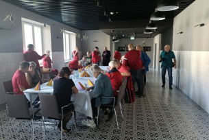 2024_przewodnicy z PTTK Oddziału Świętokrzyskiego im. Stanisława Jeżewskiego w Ostrowcu Świętokrzyskim podczas zwiedzania wystawy w CTH