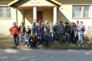 Młodziez z PG nr 4 przed szkołą w Janowicach