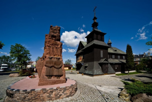 Pomnik Ofiar Katynia przed kościołem fabrycznym