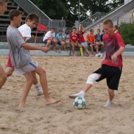 Weź udział w turnieju plażowej piłki nożnej